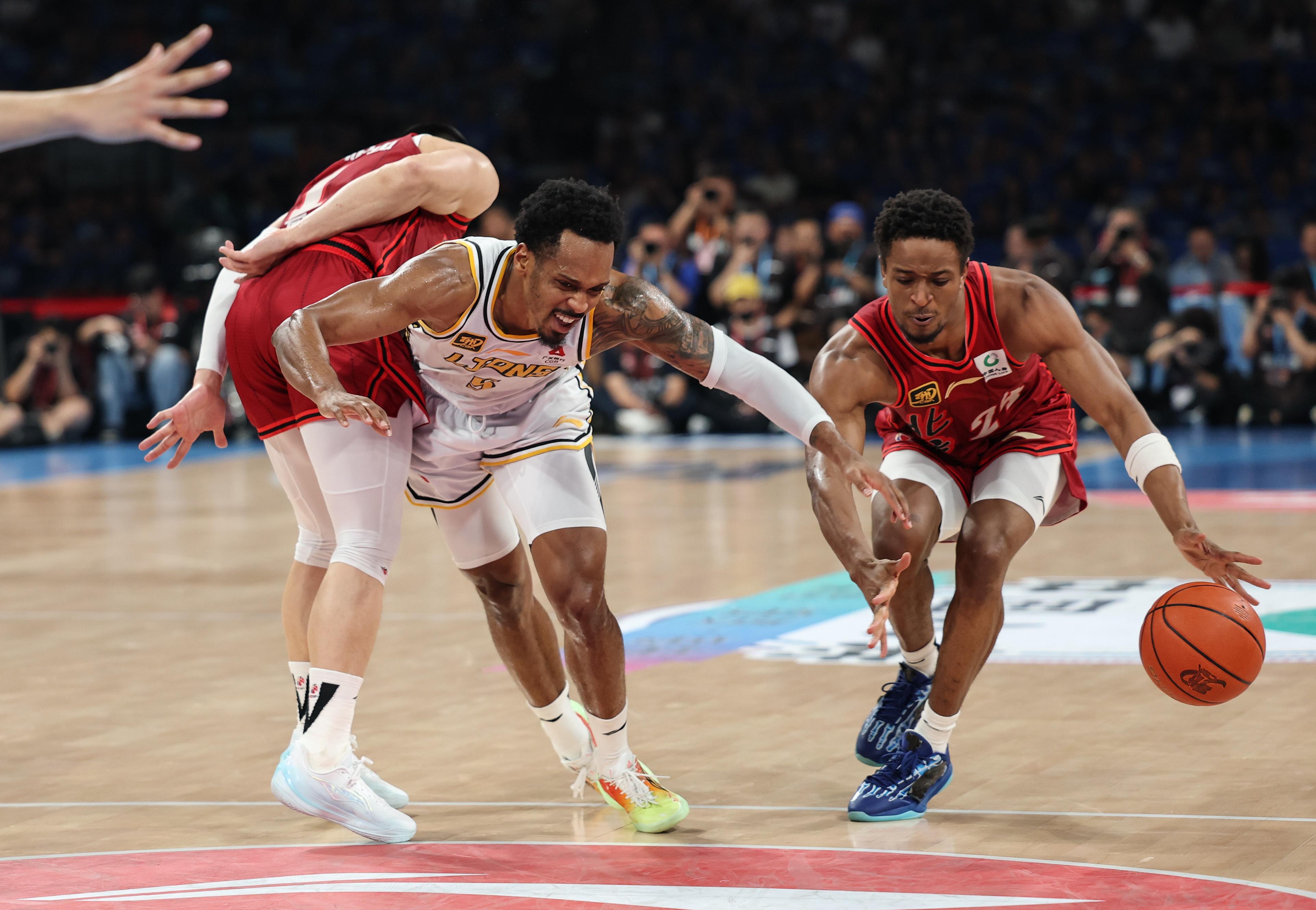 详细阅读:Kaiyun中国官网-赛地聚焦——欧篮联冲刺阶段热度飙升,纽卡斯尔外线爆发,底气十足,临场指挥获称赞(英超焦点对决伊普斯维奇vs纽卡斯尔联) Kaiyun中国官网-赛地聚焦——欧篮联冲刺阶段热度飙升,纽卡斯尔外线爆发,底气十足,临场指挥获称赞(英超焦点对决伊普斯维奇vs纽卡斯尔联)